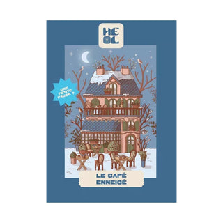 Le Café Enneigé | 99 Piece Jigsaw Puzzle by Heol Editions features a snow-covered café with outdoor tables, bare trees, and a crescent moon. Ideal for mini puzzle or French jigsaw fans. Text on the illustration: 'LE CAFÉ ENNEIGÉ.'.